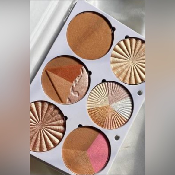 ofra on the glow highlighting and bronzing palette - Picture 2 of 4